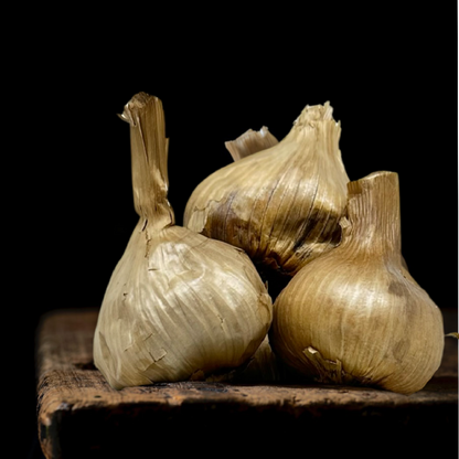 4 Whole garlic bulbs / 4 Ajos fermentados enteros